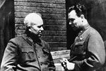 Член военного совета Юго-Западного фронта Никита Хрущев (слева) и начальник политотдела 18-й армии полковник Леонид Брежнев, 1942 год