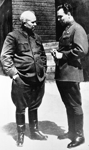 Член военного совета Юго-Западного фронта Никита Хрущев (слева) и начальник политотдела 18-й армии полковник Леонид Брежнев, 1942 год