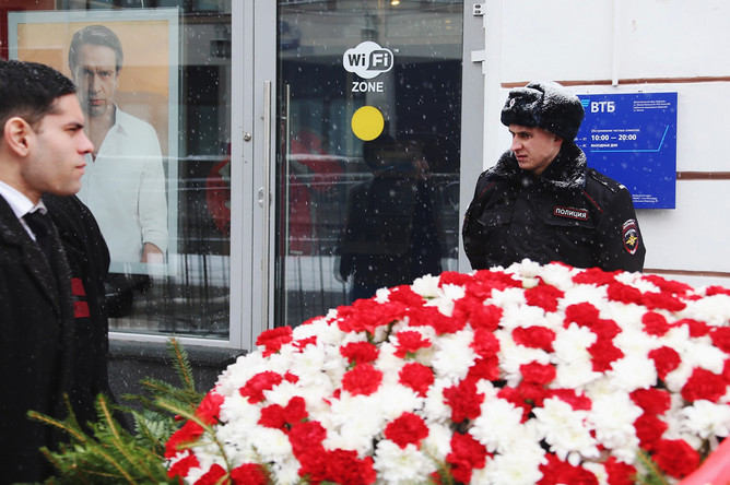 Полицейский около здания МХТ имени Чехова во время церемонии прощания с Олегом Табаковым, 15 марта 2018 года