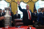 Президент США Дональд Трамп во время встречи с членами хоккейной команды «Вашингтон Кэпиталз», которые выиграл главный приз Национальной хоккейной лиги (НХЛ), 25 марта 2019 года