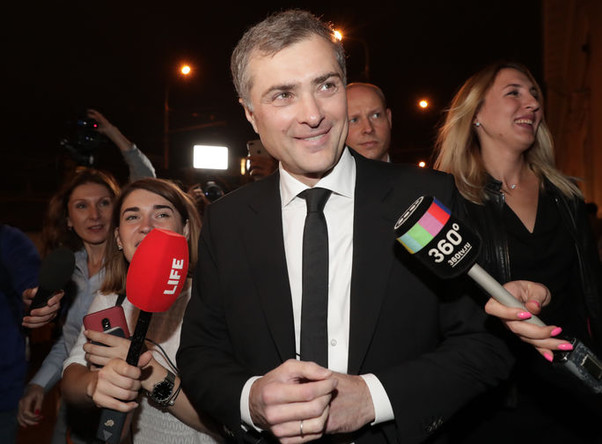Помощник президента России Владислав Сурков перед началом банкета по случаю бракосочетания режиссера Константина Богомолова и телеведущей Ксении Собчак в Музее Москвы, 13 сентября 2019 года
