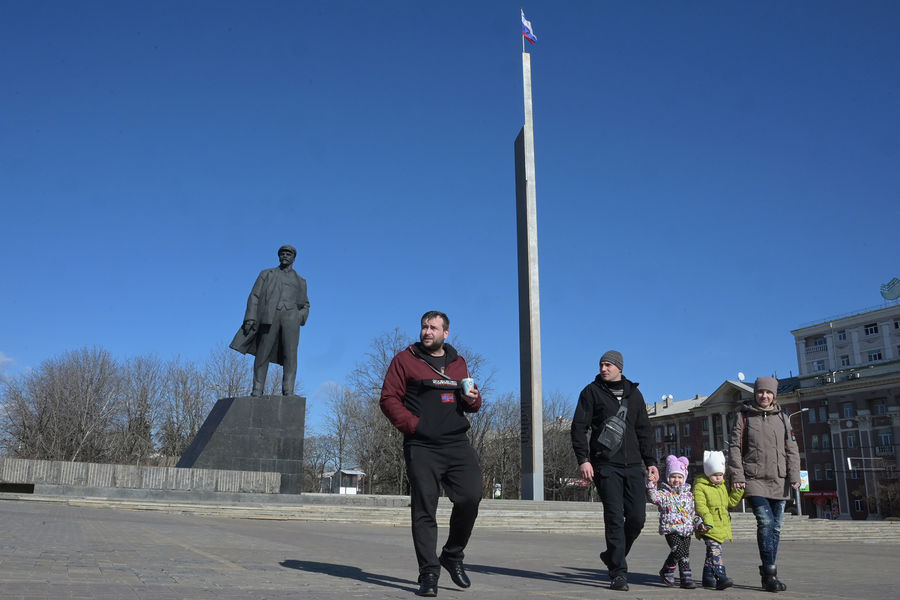 Прохожие на площади Ленина в Донецке, 20 февраля 2022 года 