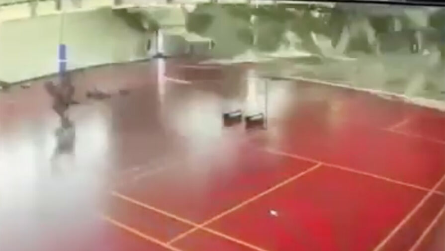 В сети появилось видео обрушения потолка в спортзале во время землетрясения на Тайване
