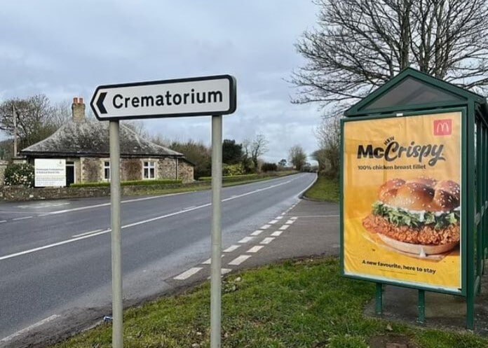 McDonalds установил рекламный постер рядом с указателем крематория в Британии