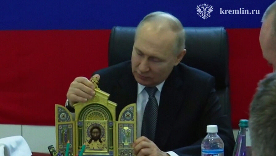 Песков: подаренные Путиным военным иконы - копии, оригинал направят в главный храм ВС РФ