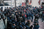 Протестующие и сотрудники правоохранительных органов у здания парламента в Кишиневе
