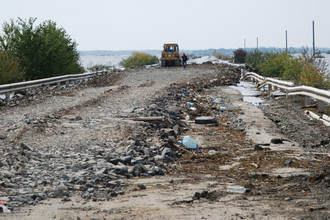 Участок разбитой автодороги Хабаровск-Комсомольск-на-Амуре в районе озера Гасси.