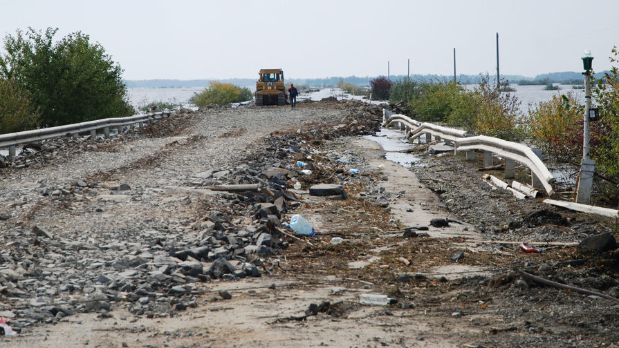 Участок разбитой автодороги Хабаровск — Комсомольск-на-Амуре в районе озера Гасси