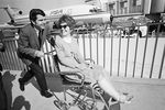 Жена губернатора Нэнси Рейган торопится на самолет в Лос-Анджелес, несмотря на загипсованную ногу, 1970 год
