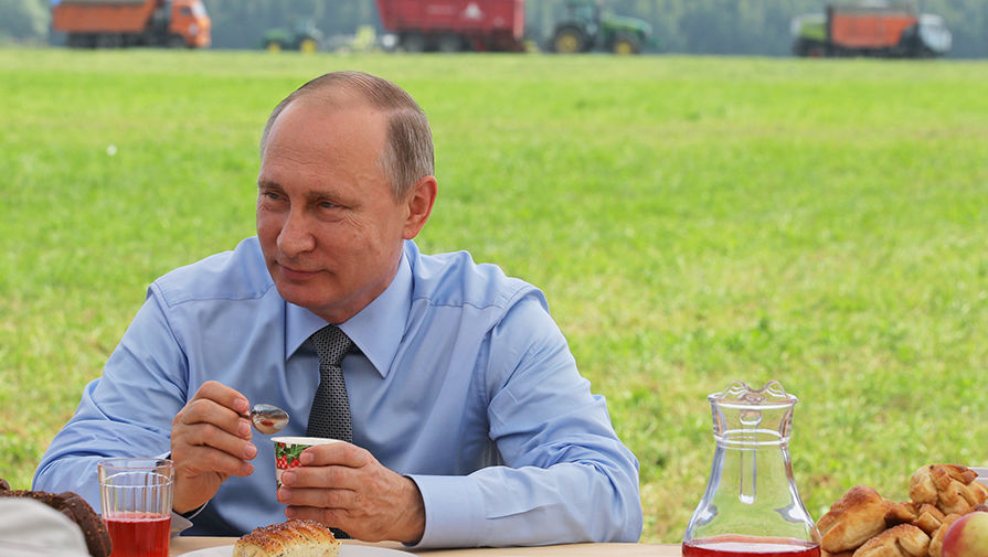  Владимир Путин во время встречи с&nbsp;работниками полевого стана агрофирмы &laquo;Дмитрова Гора&raquo;
