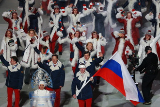 Российские олимпийцы с флагом страны