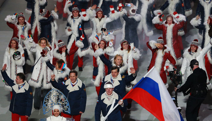 Российские олимпийцы с флагом страны