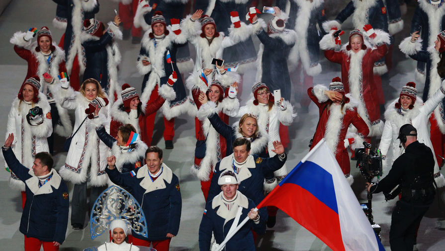 Российские олимпийцы с флагом страны