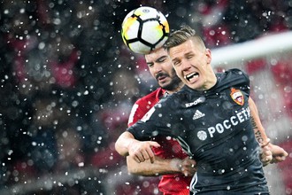 Игрок ЦСКА Понтус Вернблум (на первом плане) и футболист «Спартака» Сердар Таски
