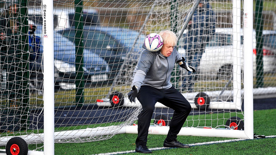 Премьер-министр Великобритании Борис Джонсон на&nbsp;разминке перед&nbsp;футбольным матчем в&nbsp;рамках кампании в&nbsp;Чидл-Халме, Великобритания, 7 декабря 2019 года
