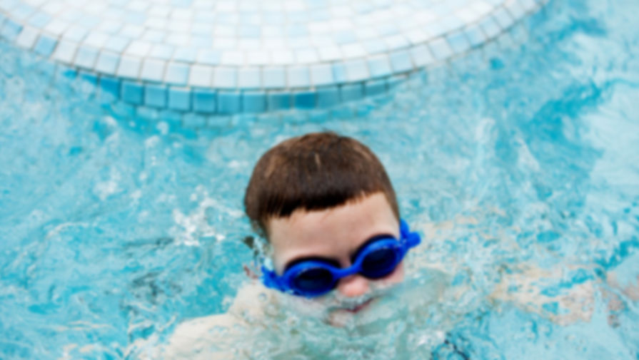 В московском аквапарке мальчика засосало в трубу бассейна