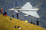 Зрители наблюдают за полетом самолета ВВС Германии Eurofighter Typhoon у Креста Героев на пике Карайман в горах Бучеджи во время авиашоу, Румыния, 26 августа 2025 года