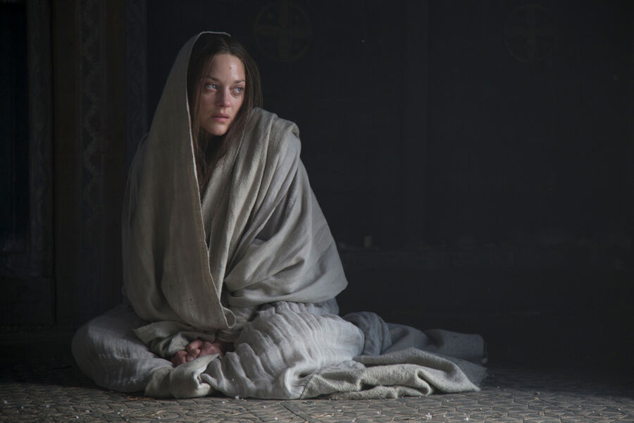 <b>«Макбет» (2015)</b>
<br><br>
В&nbsp;этой экранизации шекспировской трагедии Марион Котийяр досталась роль Леди Макбет. Ее супруга, шотландского лорда Макбета, сыграл Майкл Фассбендер.
<br>
Выступления актеров активно хвалили критики: некоторые даже назвали этот дуэт «парой мечты», признавая, что оба излучают харизму, которой для&nbsp;картины о&nbsp;тиране-цареубийце и супруге, убедившей его убить короля, даже многовато.
