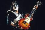 Соло-гитарист группы Kiss Эйс Фрейли во время выступления в Arco Arena в Сакраменто, Калифорния, 28 августа 1996 года 