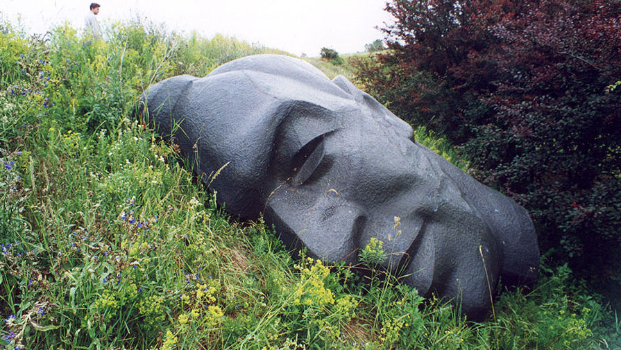 Часть снесенной скульптуры латышского советского писателя и государственного деятеля Вилиса Лациса (фотография 2000 года)