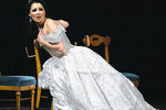 Анна Нетребко в роли Виолеты Валери в сцене из оперы Верди «Травиата» на сцене Мариинского театра, 2006 год