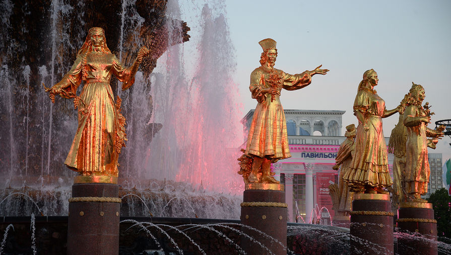 Скульптуры фонтана «Дружбы народов» на ВДНХ