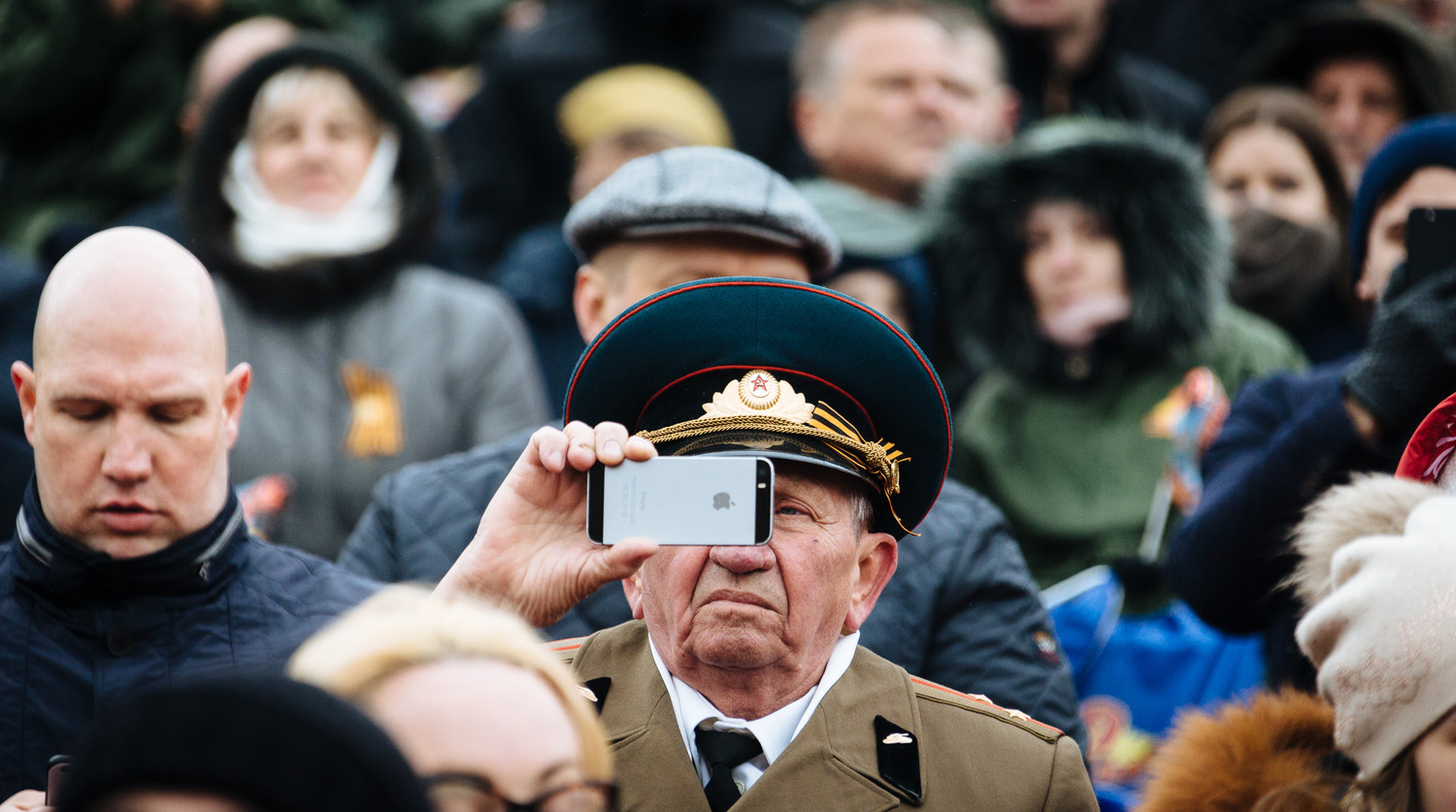 Зрители на военном параде, посвященном 72-й годовщине победы в Великой Отечественной войне