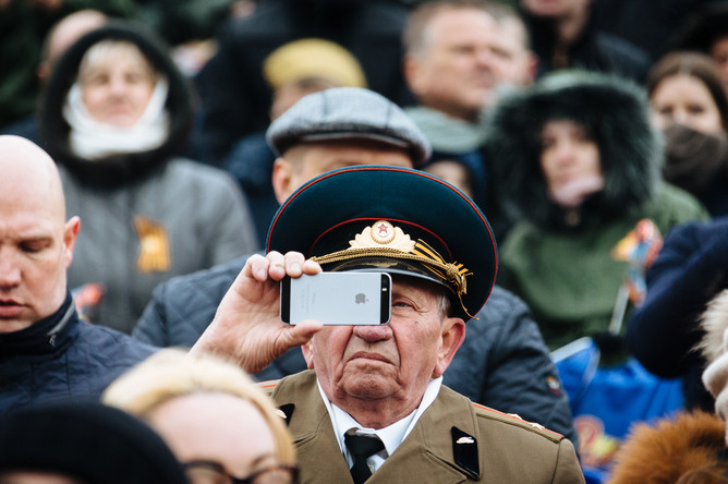 Зрители на военном параде, посвященном 72-й годовщине победы в Великой Отечественной войне
