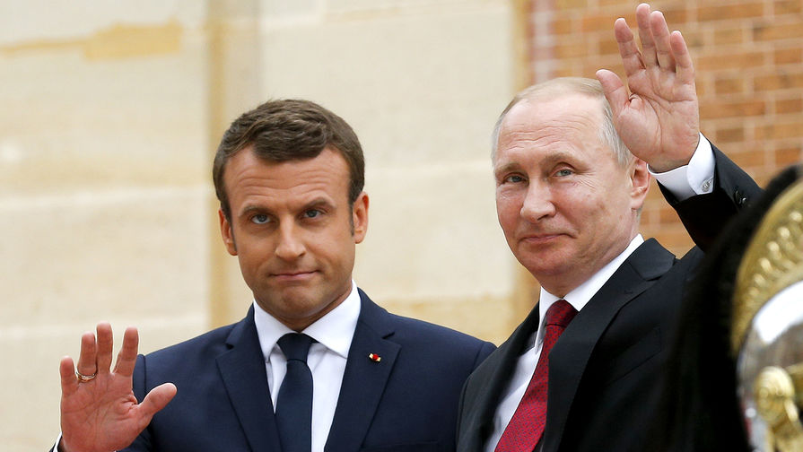Президент Франции Эммануэль Макрон и президент России Владимир Путин 