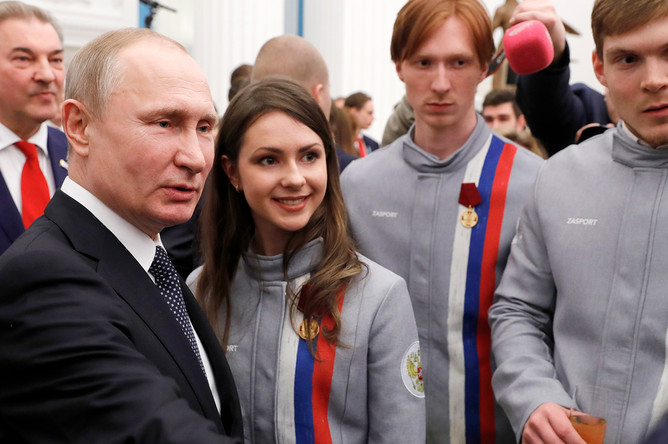 Владимир Путин, серебряные призеры по фигурному катанию Наталья Забияко, Владимир Морозов и бронзовый призер по фристайлу Сергей Ридзик на приеме в Кремле после церемонии вручения государственных наград победителям и призерам XXIII зимних Олимпийских игр в Пхенчхане. Слева на втором плане - президент Федерации хоккея России Владислав Третьяк, 28 февраля 2018 года