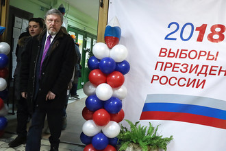 Кандидат на пост президента РФ от партии «Яблоко» Григорий Явлинский после голосования на выборах президента РФ на избирательном участке №2579 в школе №1440, 18 марта 2018 года