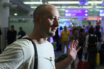 Российский журналист Аркадий Бабченко в аэропорту «Шереметьево» после депортации из Турции, 2013 год