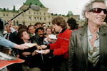 Вокалист The Rolling Stones Мик Джаггер во время раздачи автографов на Красной площади в Москве, 1998 год