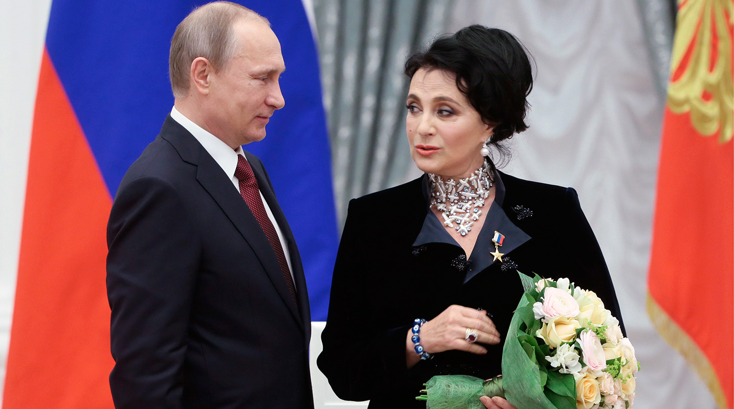 Президент России Владимир Путин и главный тренер сборной России по художественной гимнастике, глава Всероссийской федерации по художественной гимнастике Ирина Винер-Усманова на церемонии вручения золотых медалей «Герой труда РФ» в Кремле, 2015 год