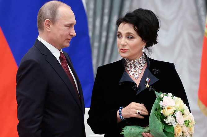 Президент России Владимир Путин и главный тренер сборной России по художественной гимнастике, глава Всероссийской федерации по художественной гимнастике Ирина Винер-Усманова на церемонии вручения золотых медалей «Герой труда РФ» в Кремле, 2015 год