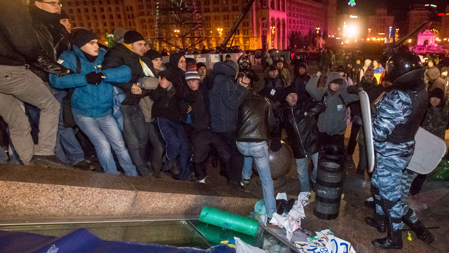 Столкновения полиции и протестующих на площади Независимости в Киеве, 30 ноября 2013 года