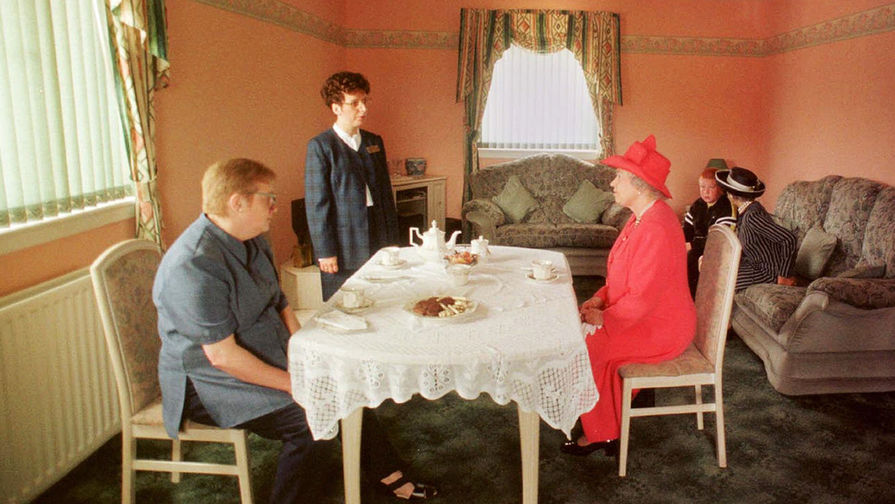 Королева Великобритании Елизавета II во время чаепития с жителями района Каслмилк в Глазго, 1999 год