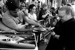 Кончата Феррелл раздает автографы перед премьерой анимационного фильма «Франкенвини» в Лос-Анджелесе, 2012 год
