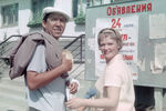 Актеры Юрий Никулин и Нина Гребешкова в сцене из фильма «Бриллиантовая рука» (1968)
