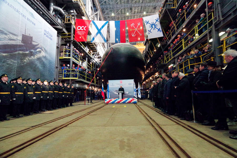 Во время торжественной церемонии спуска на воду дизель-электрической подводной лодки проекта 636 «Уфа» в Санкт-Петербурге, 31 марта 2022 года