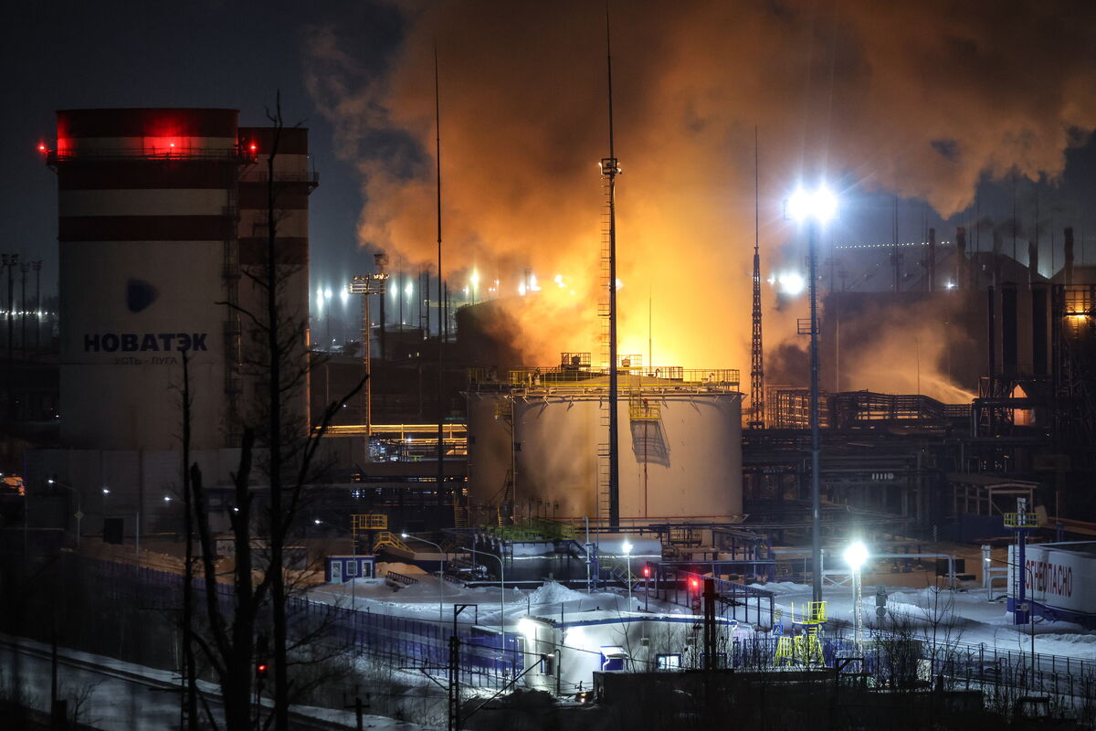 Опубликовано видео атаки дрона на газовый терминал в порту Усть-Луги -  Газета.Ru | Новости