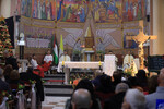 Христиане на&nbsp;рождественской мессе в&nbsp;церкви Святого Семейства, Газa, Палестина, 24&nbsp;декабря 2025&nbsp;года
