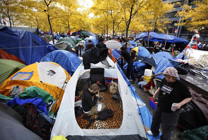Участники акции собирают палатки.