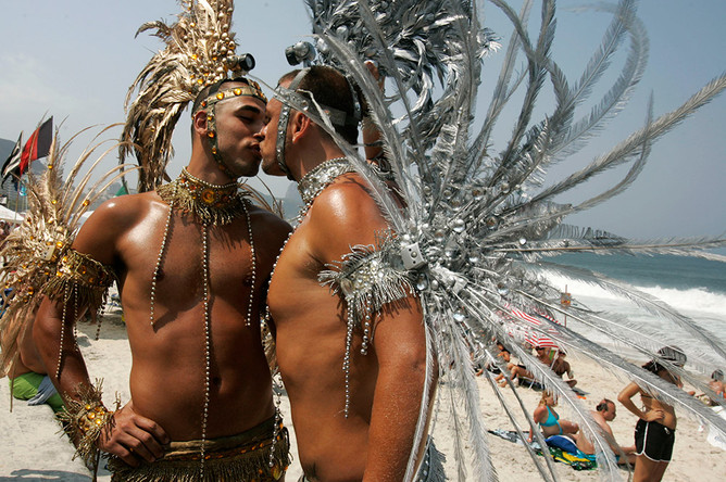 Бразилия обязалась выдавать однополым парам полноценные свидетельства о браке