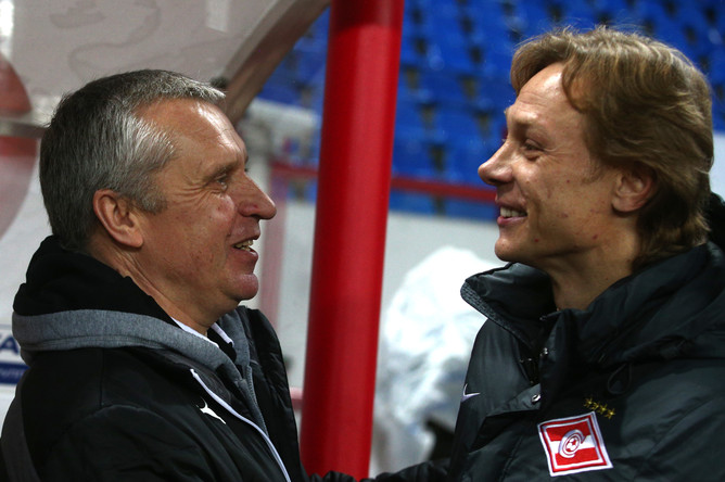Валерий Карпин (справа) поздравляет своего коллегу Леонида Кучука с заслуженной победой