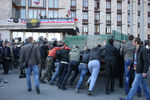 Участники протестных акций у захваченного здания Донецкой областной администрации