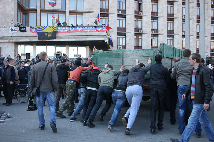 Участники протестных акций у&nbsp;захваченного здания Донецкой областной администрации