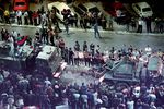 Сербы горячо приветствуют колонну российских миротворцев в Приштине. Ночь с 11 на 12 июня 1999 года