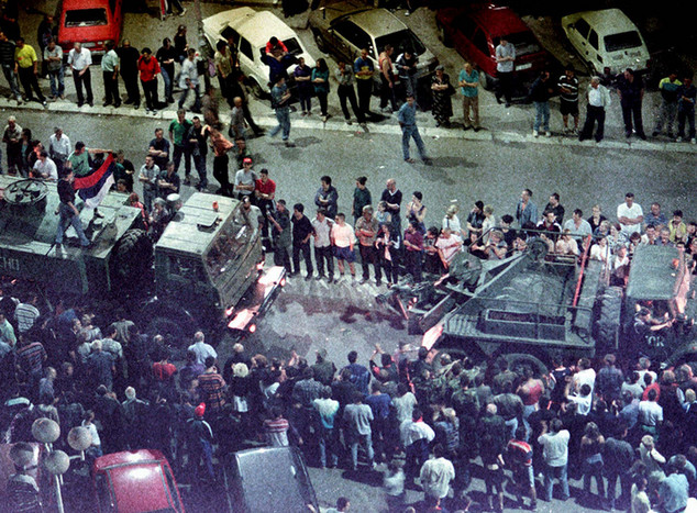 Сербы горячо приветствуют колонну российских миротворцев в&nbsp;Приштине. Ночь с&nbsp;11 на&nbsp;12 июня 1999&nbsp;года