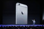 Вице-президент Apple Фил Шиллер представляет новый iPhone 6